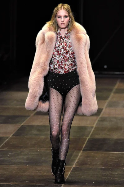 Look 16